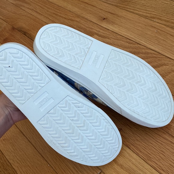 NWT TOMS X DISNEY - Picture 2 of 3